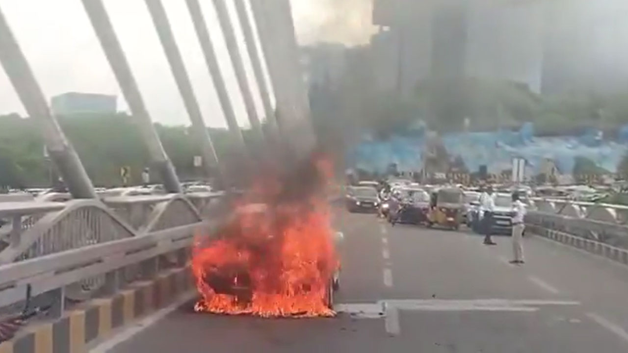 Hyderabad: Car Catches Fire on Durgam Cheruvu Cable Bridge; Two Escape Unhurt