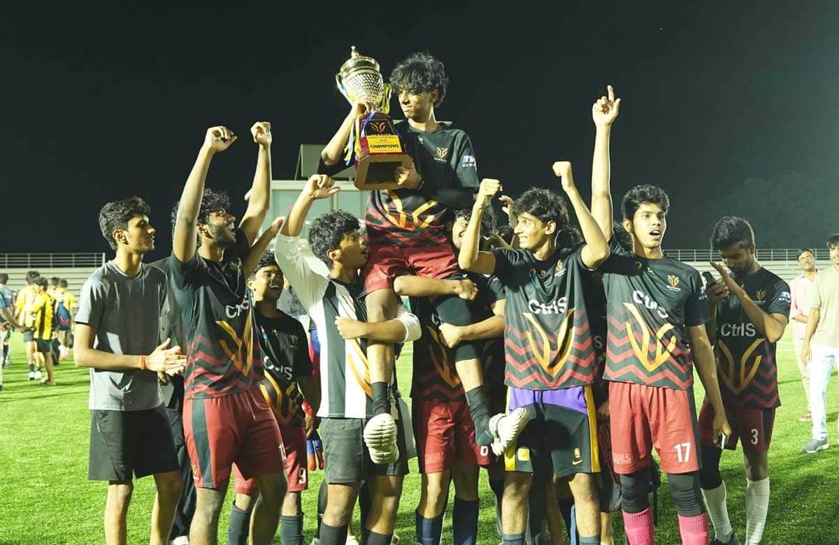 Excellencia Stuns Guardium to Win the Varsity Football Championship in Front of 1,000 Roaring Fans