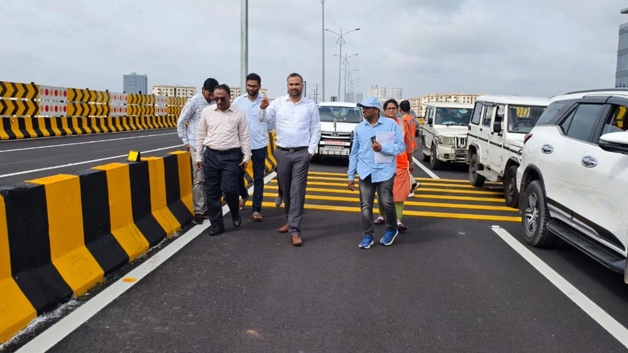 Hyderabad: GHMC Commissioner Reviews Shilpa Layout Phase-2 Flyover, Orders Beautification Push