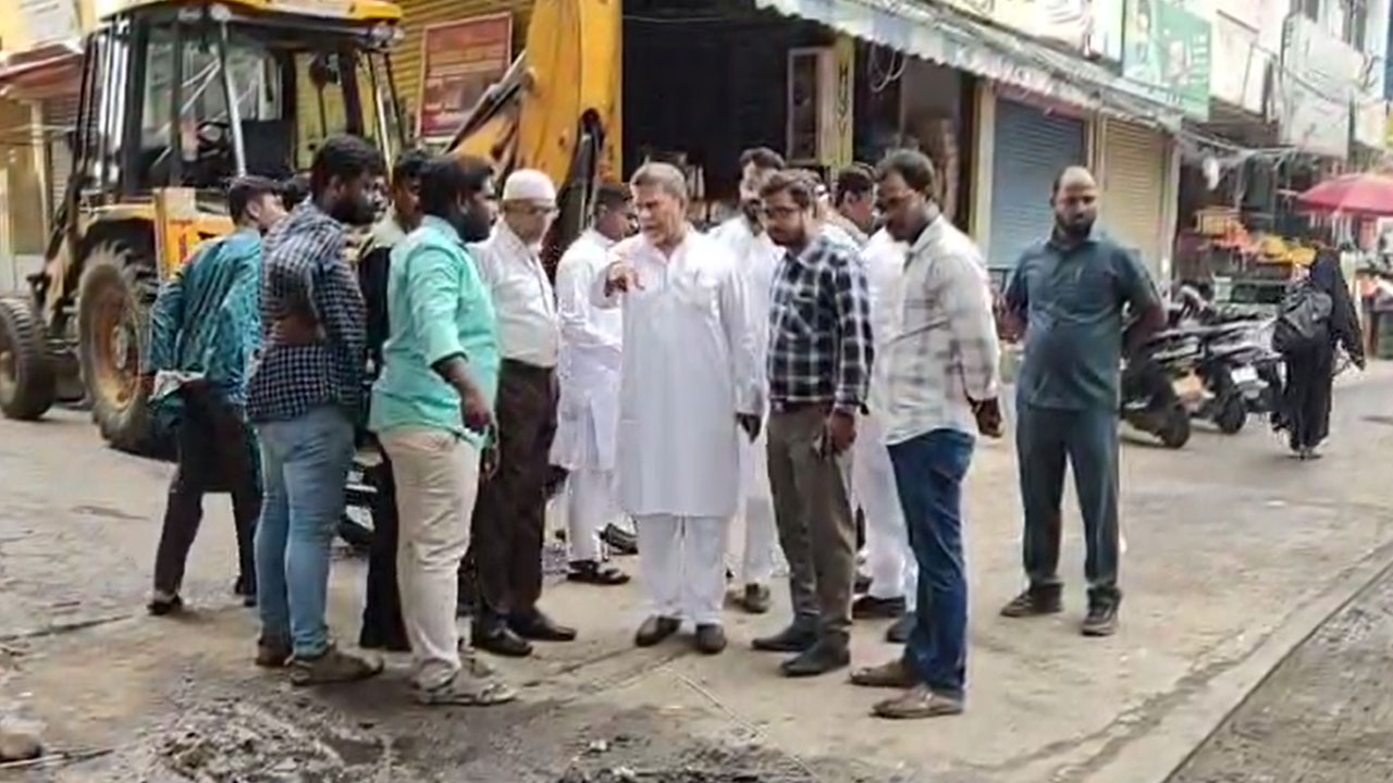Hyderabad: Karwan MLA Kausar Mohiuddin Inspects Drinking Water Issues in Mehraj Colony and Hakeempet