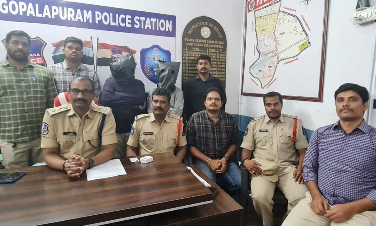 Hyderabad: Police Bust Mobile Snatching Gang; Two Rowdy Sheeters and Juvenile Held