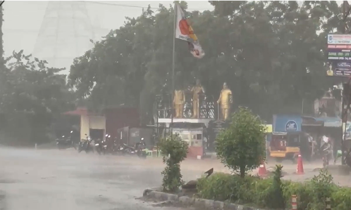 Hyderabad Rain Alert: Gusty Winds and Showers Hit Central City Areas