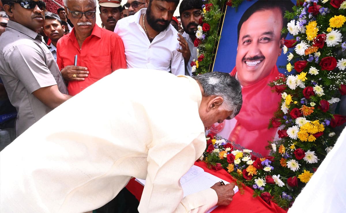 Andhra Pradesh CM Naidu pays homage to Sudhakar Reddy