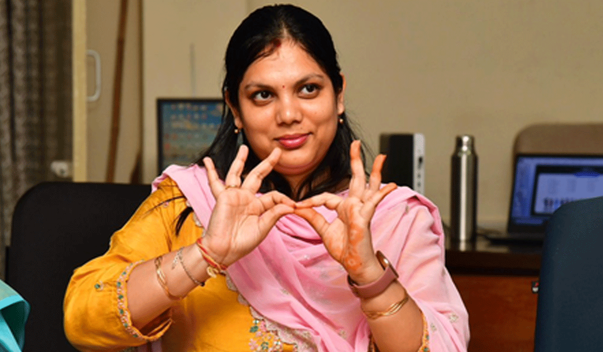 Telangana: Karimnagar district Collector renders National Anthem in sign language at I-Day event