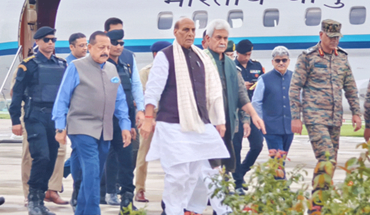 Defence Minister meets Kishtwar cloudburst injured in Jammu hospital