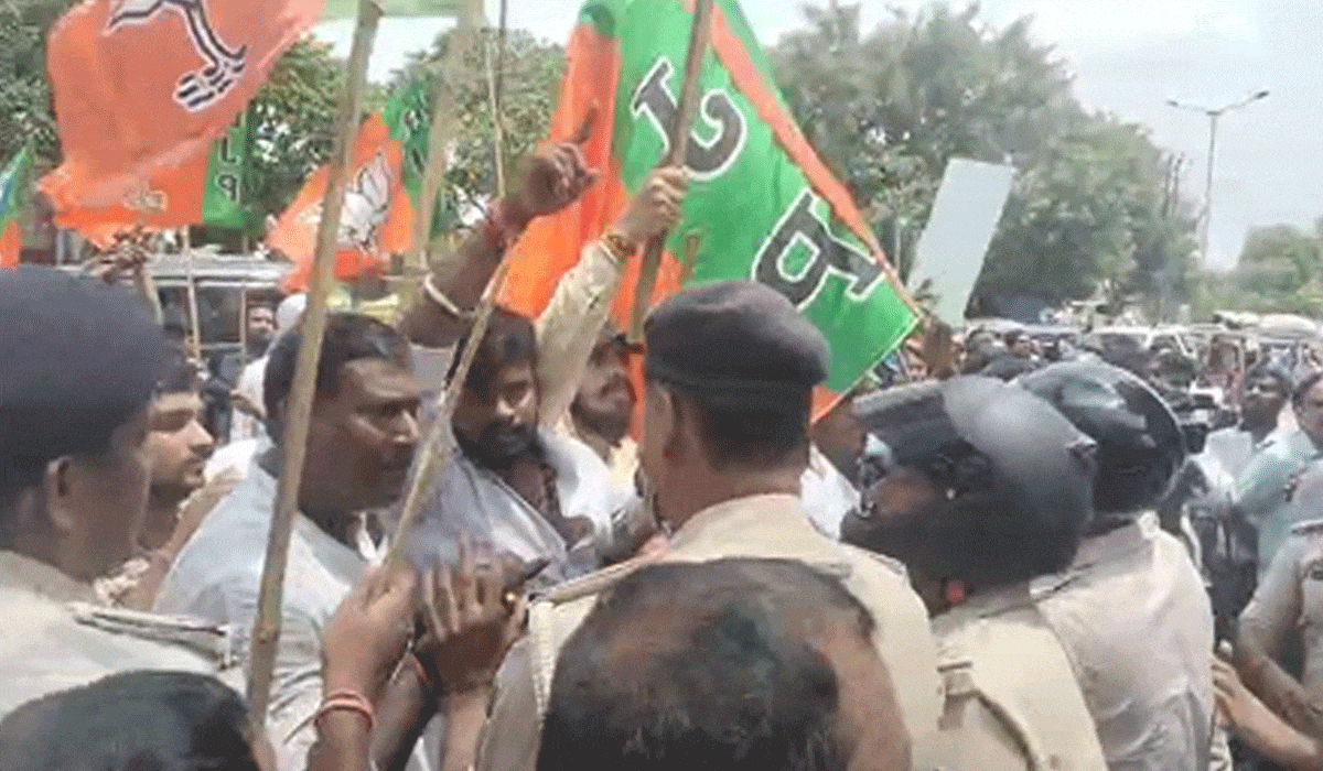 BJP-Cong workers clash in Patna over abusive remarks against PM Modi, his mother