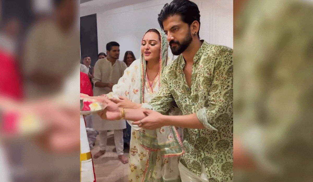 Sonakshi Sinha, Zaheer Iqbal perform Ganpati Aarti at Salman Khan's house
