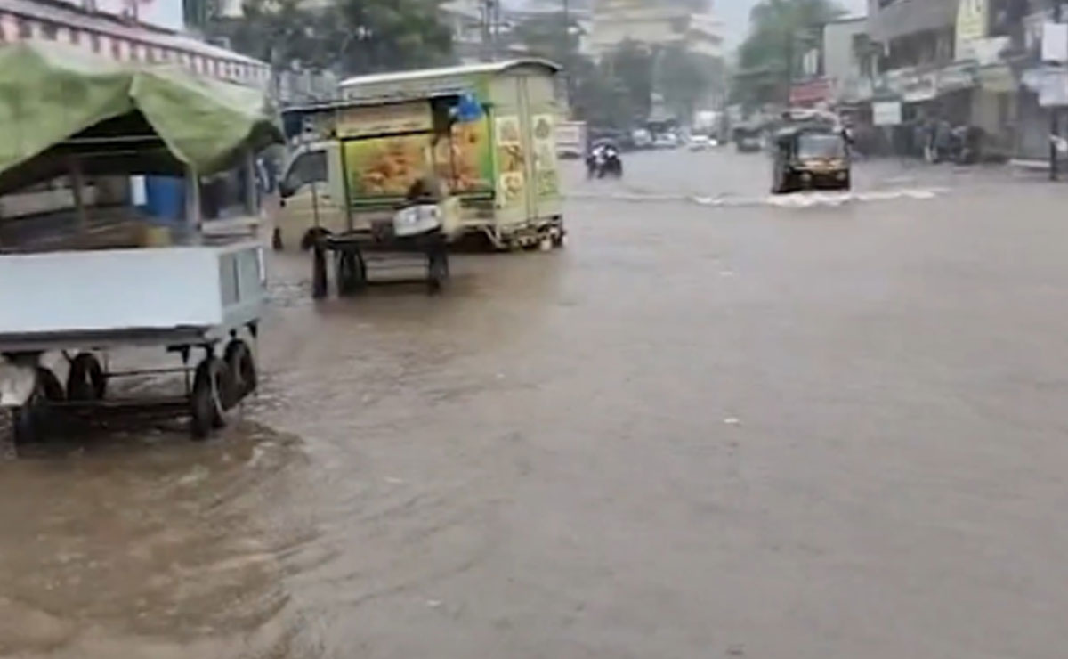 Maha rain fury: Govt offices, schools, colleges shut in Mumbai today; local trains hit