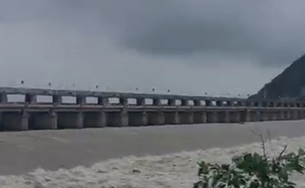 Krishna, Godavari in spate, first warning issued at Prakasam Barrage