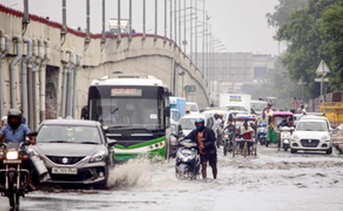 IMD issues rain alert for Delhi as heavy downpour disrupts flights, traffic