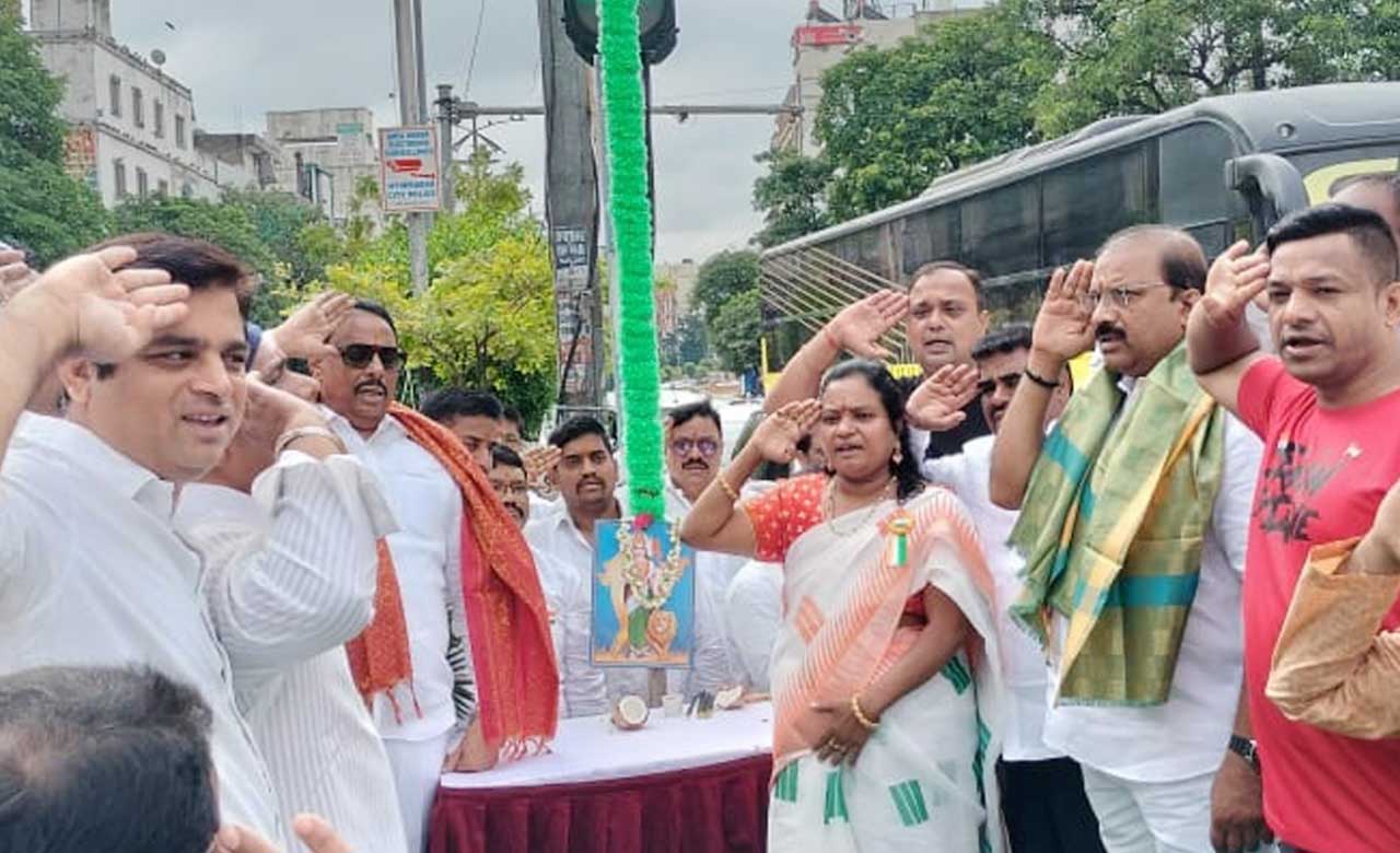 Khairtabad MLA Danam Nagender Leads Flag Hoisting on 79th Independence Day at Himatnagar Y Junction