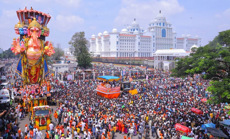 Hyderabad Gears Up for Ganesh Immersion 2025: GHMC Deploys 14,000 Staff, 300 Cranes with 74 Ponds & 20 Main Tanks