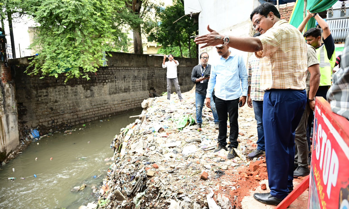 Hyderabad: Hydraa Commissioner Inspects Drains During Rainy Season, Orders Immediate Action