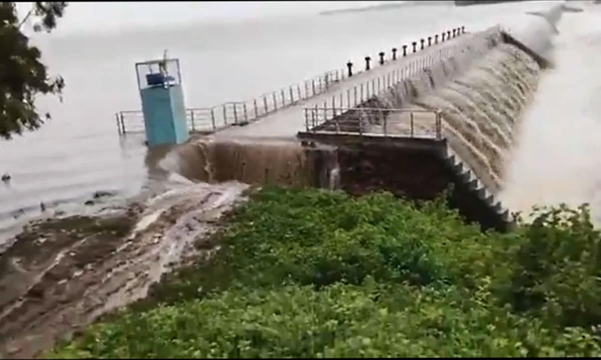 Pocharam Reservoir in Danger: Heavy Rains Trigger Dam Erosion