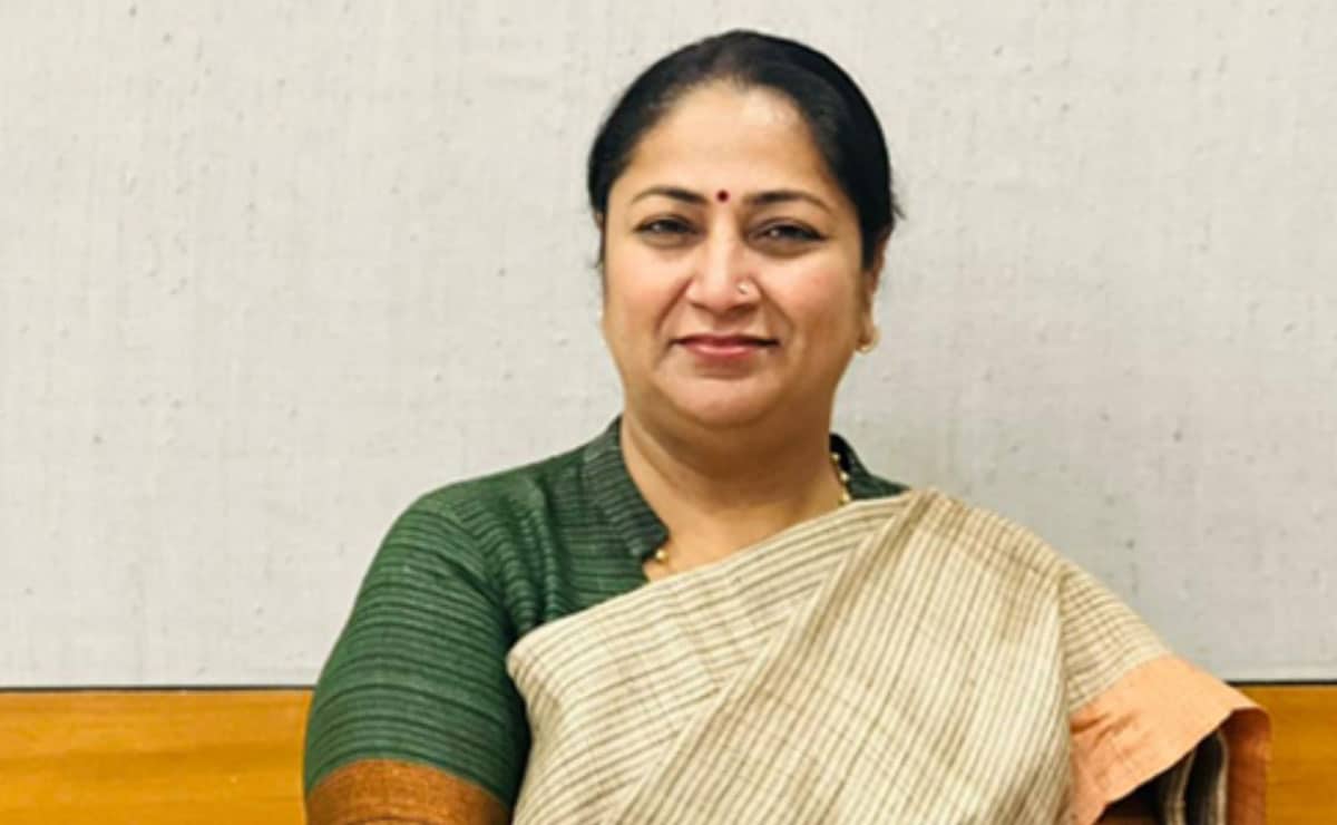 Delhi’s Chief Minister steps in to remove ban on traditional clothes at Pitampura restaurant.