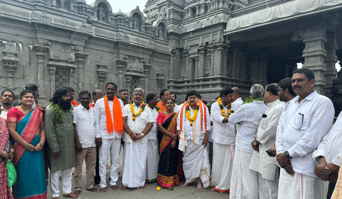 BJP Telangana Chief Ramchander Rao Offers Prayers at Yadagirigutta Temple