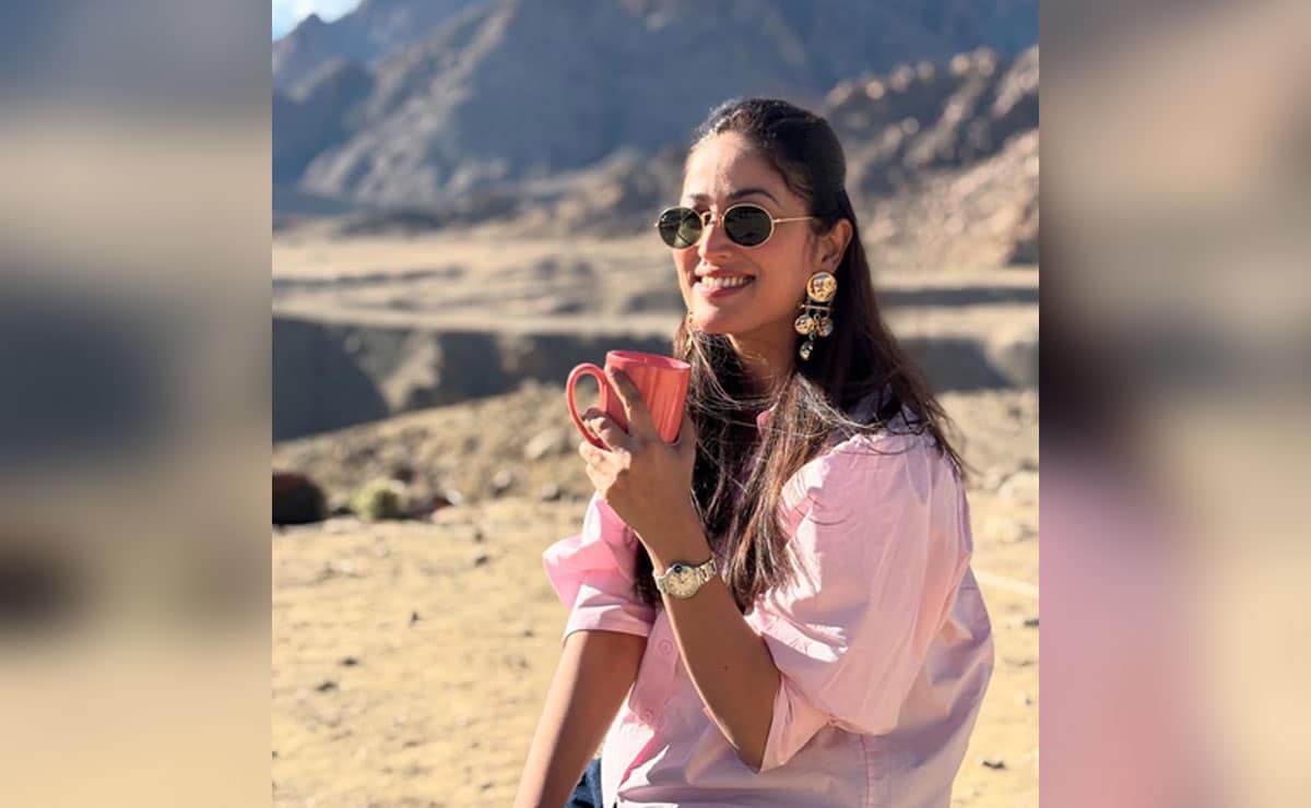 Yami Gautam enjoys a cup of “chai” in Leh with her father