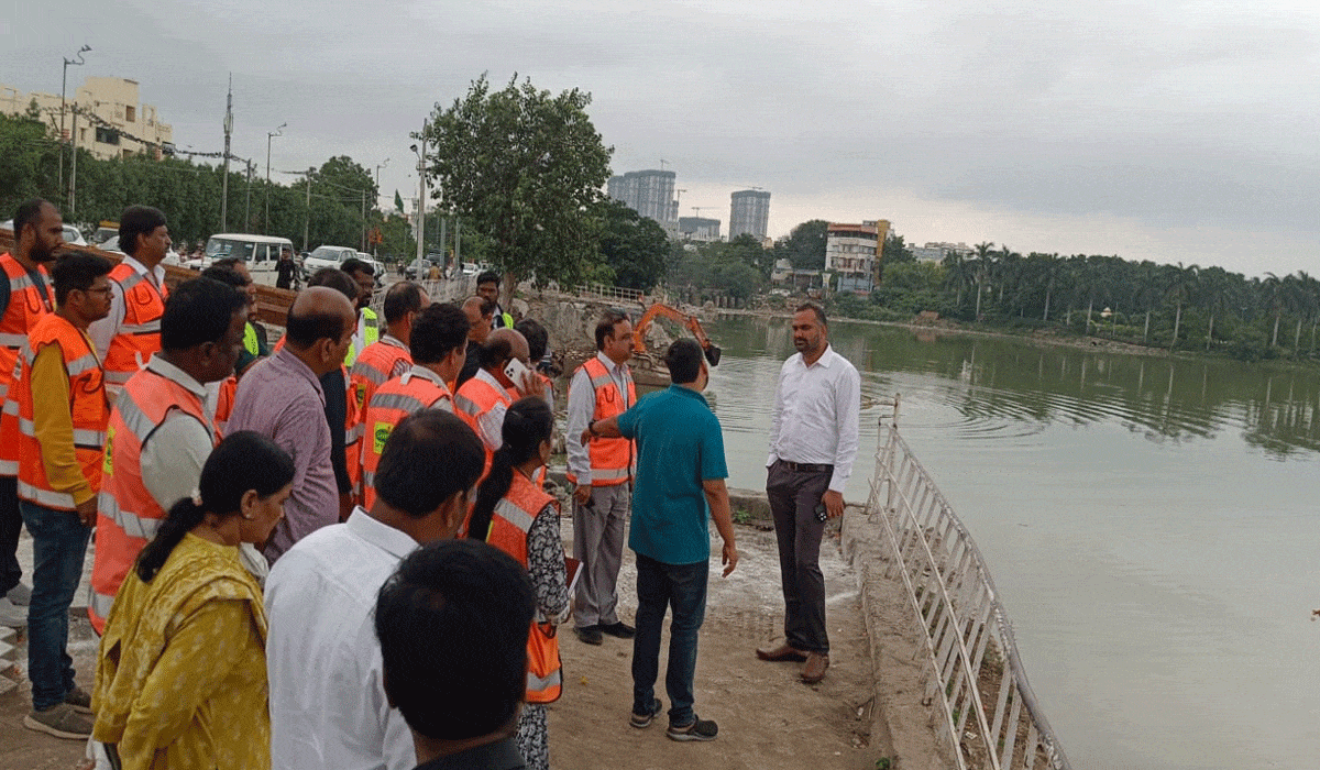 GHMC Commissioner orders Saroornagar lake cleanup