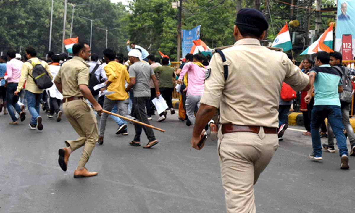 Police lathi-charge Sub-Inspector, Constable candidates in Patna; woman aspirant injured