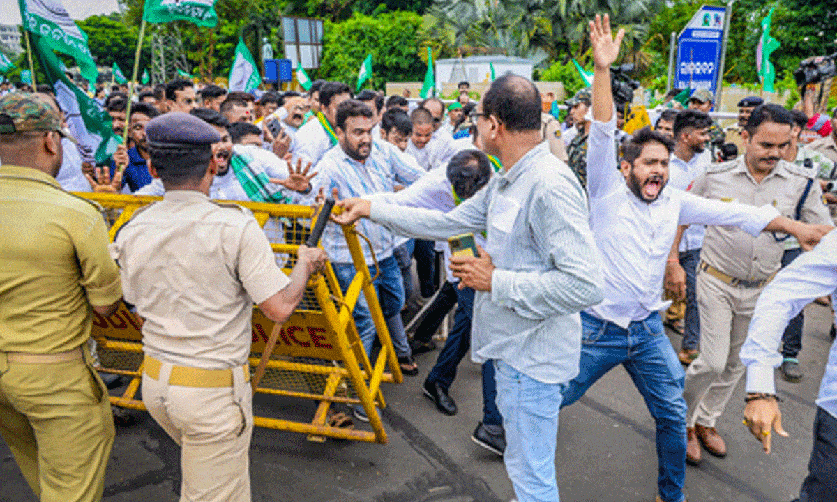 Bhubaneswar: BJD workers clash with cops during protest over fertiliser crisis