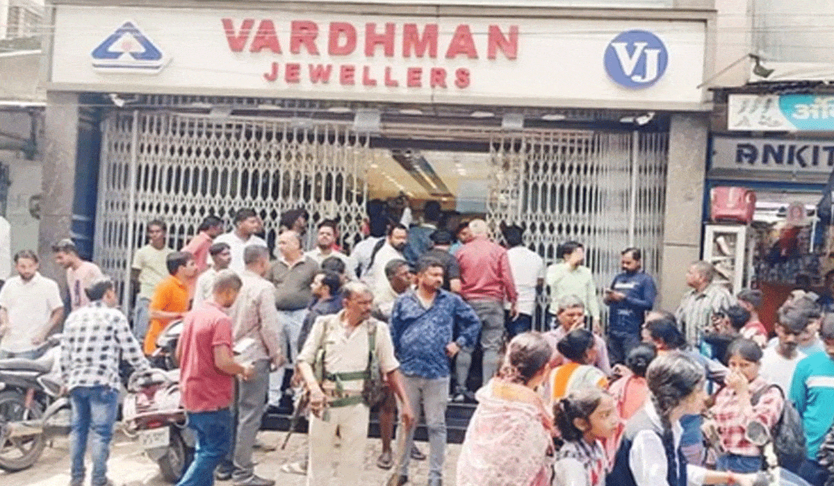 Daring daylight robbery at jewellery shop in Jamshedpur, shop owner brutally attacked