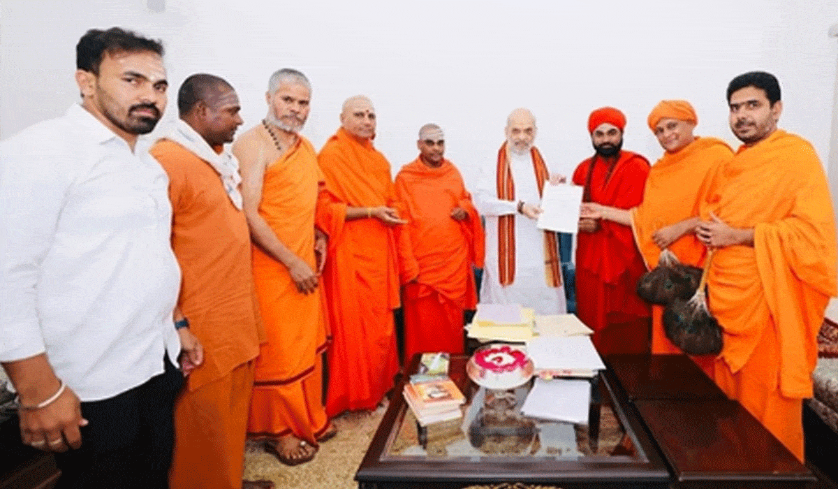 Religious seers meet HM Shah in Delhi, demand NIA probe in Dharmasthala case