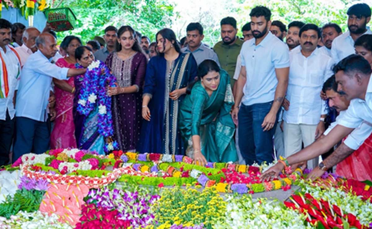 Jagan, Sharmila pay tributes to father YSR on his death anniversary