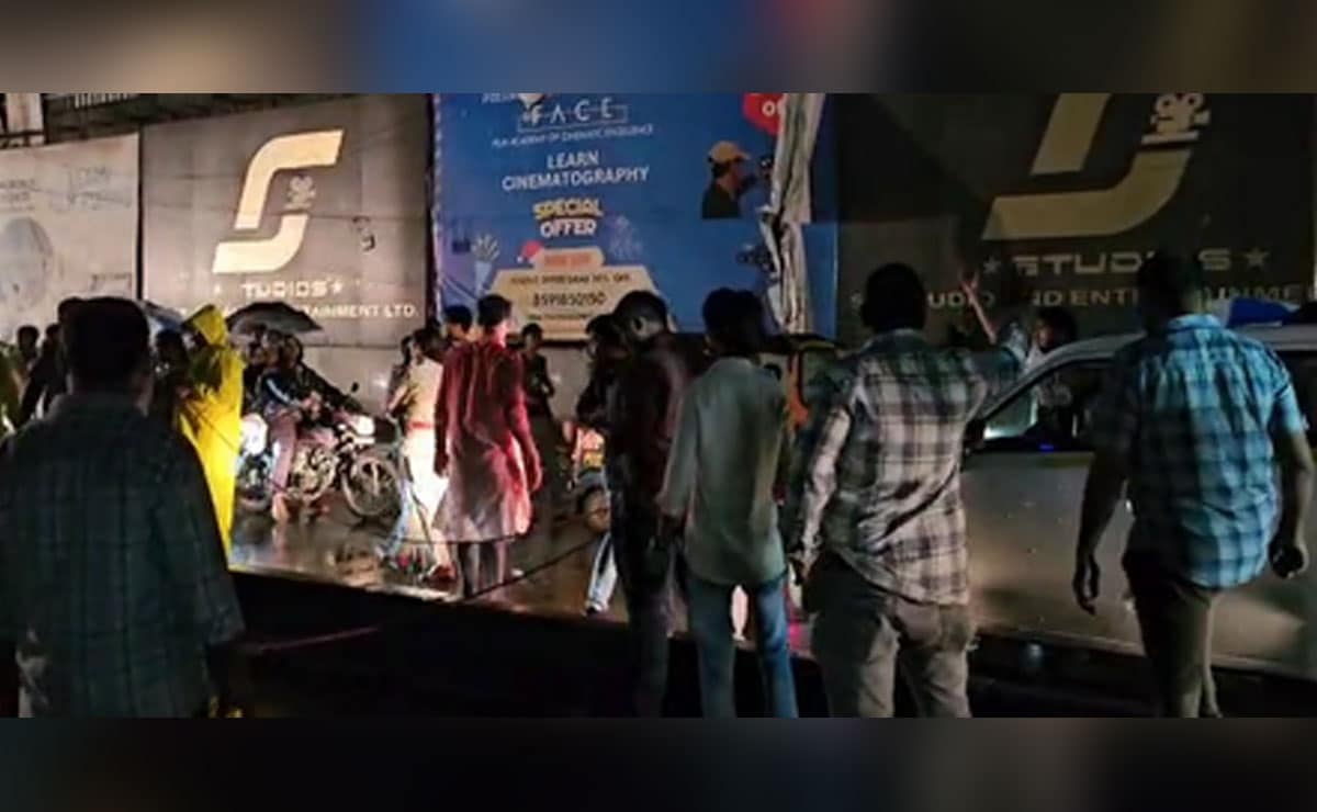 One dead as high-tension wire falls on Ganpati procession trolley in Mumbai