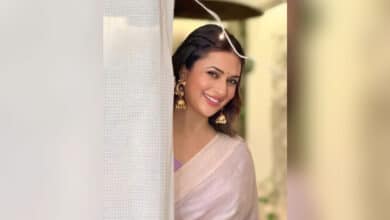 Divyanka Tripathi tells what to do when there are ‘too many pictures to decide from’