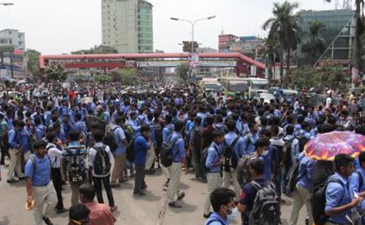 Bangladesh: Over 600 unpaid workers block Dhaka-Mymensingh highway