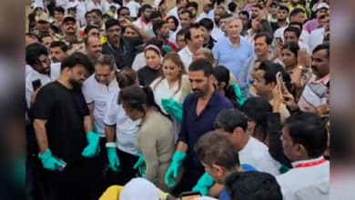 Akshay Kumar cleans up Mumbai’s Juhu beach a day after Ganpati Visarjan