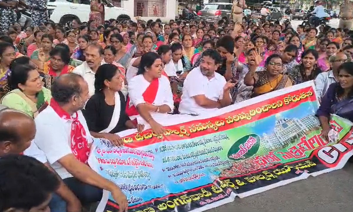 Anganwadi Teachers, Helpers Stage Protest at Indra Park, Police Detain Demonstrators