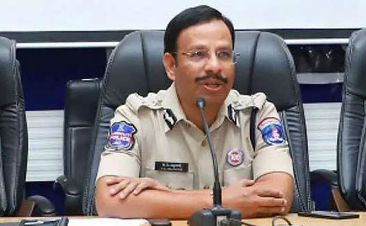 Hyderabad Police Commissioner warns against mobile phone use while driving