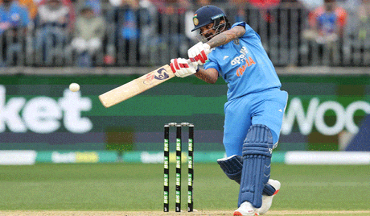 AUS v IND: KL, Axar guide India to post 136/9, Aus need 131 to win