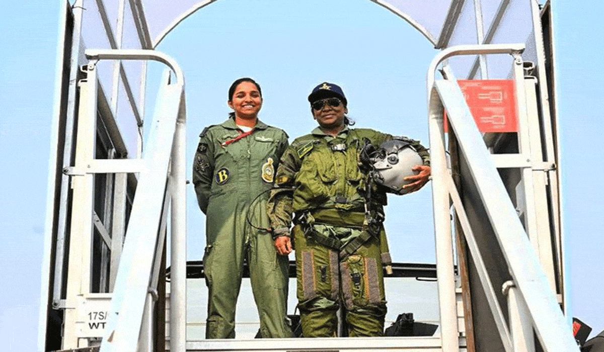 President Murmu poses with Rafale pilot Pakistan claimed to have captured during 'Operation Sindoor' 
