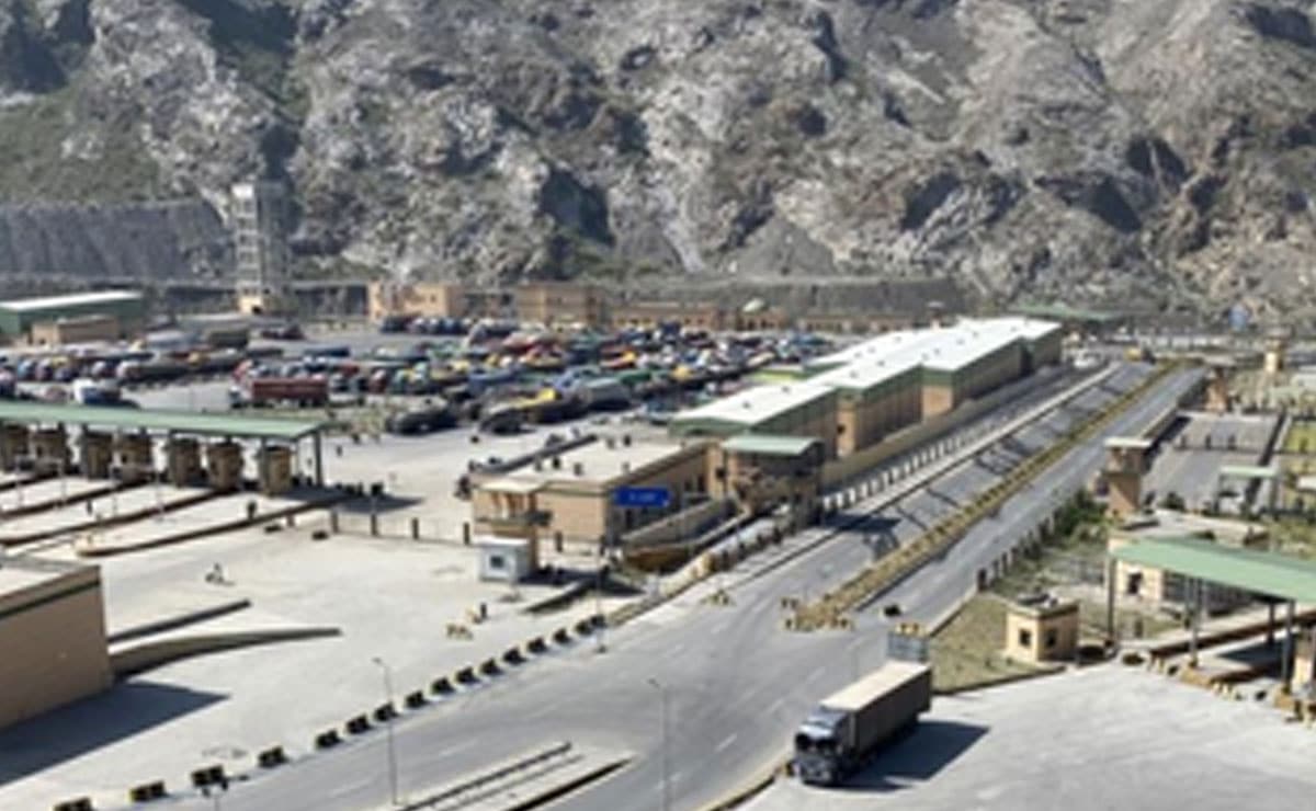 Pakistan, Afghan forces exchange heavy fire near border