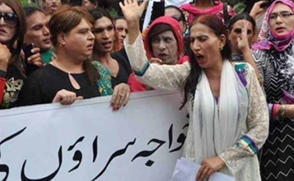 Pakistan: Trangender members accuse police of forced evictions from Peshawar