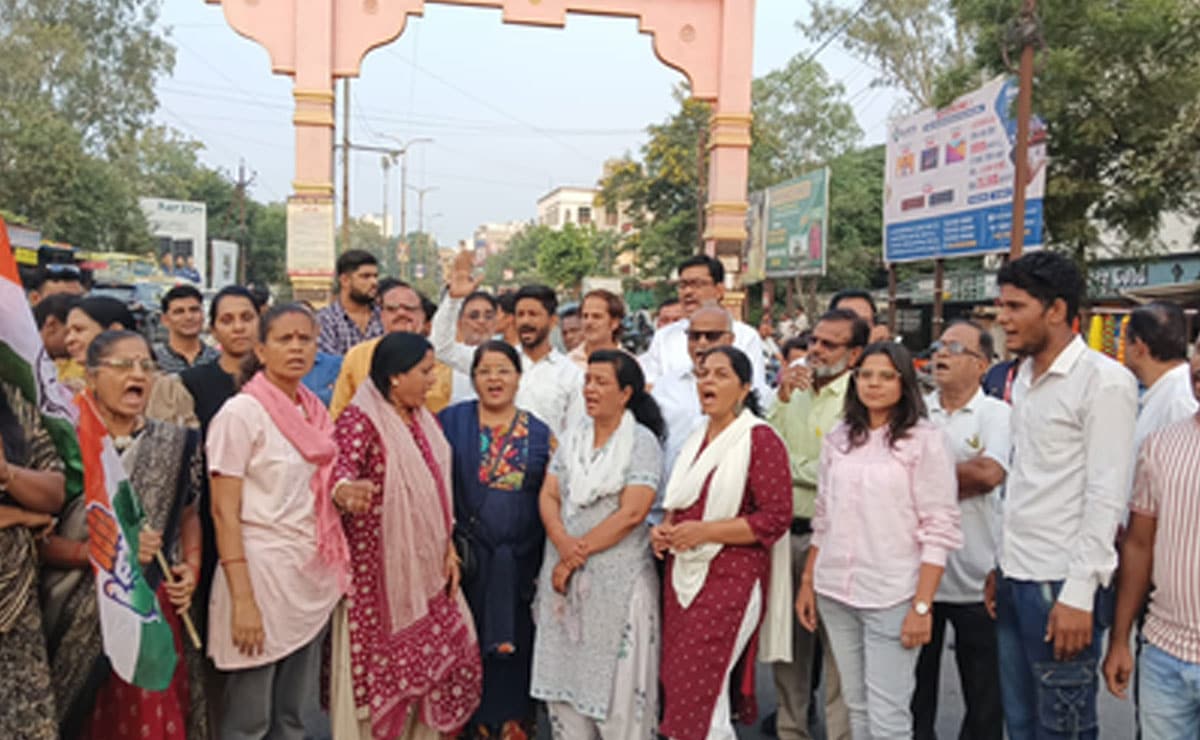 MP: Congress leaders hold protest in Mandsaur over harassment of girl students