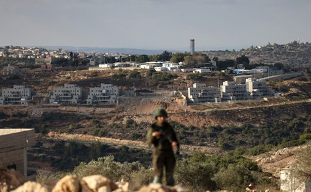 Israel freezes legislative process for West Bank annexation