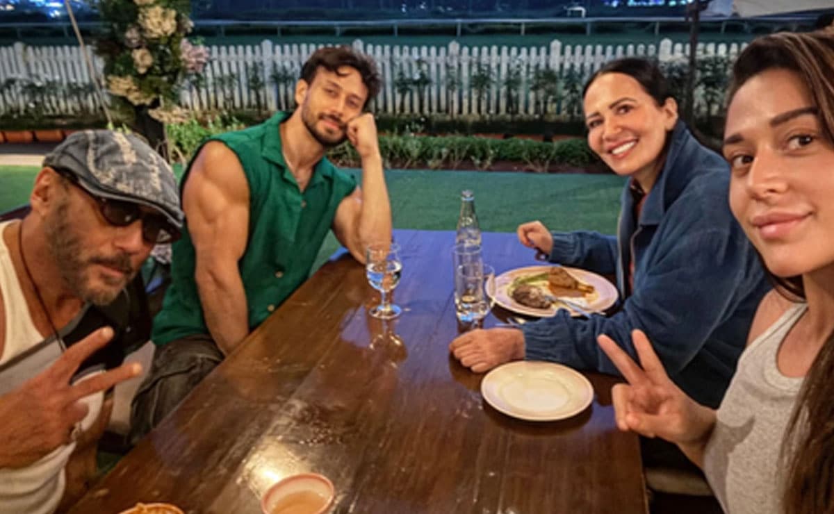 Tiger Shroff enjoys cozy dinner outing with father Jackie, Mother Ayesha and sister Krishna
