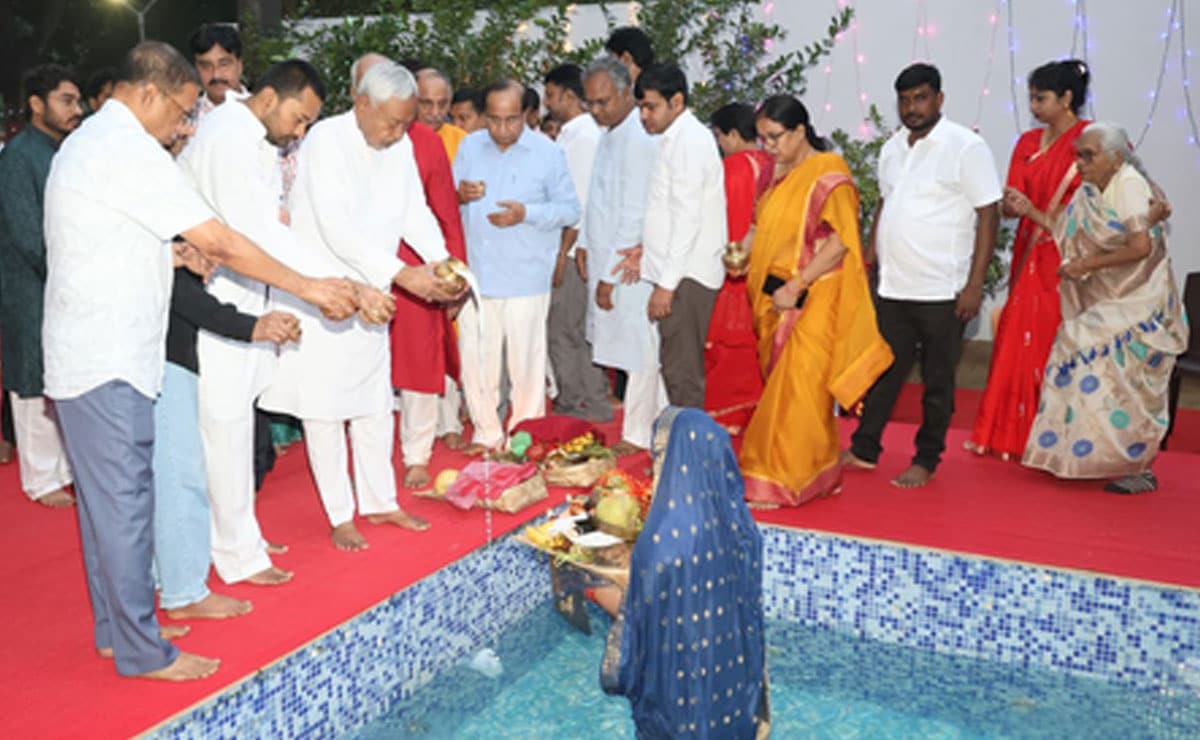Bihar CM Nitish Kumar performs 'Usha Arghya', marking end of Chhath Puja