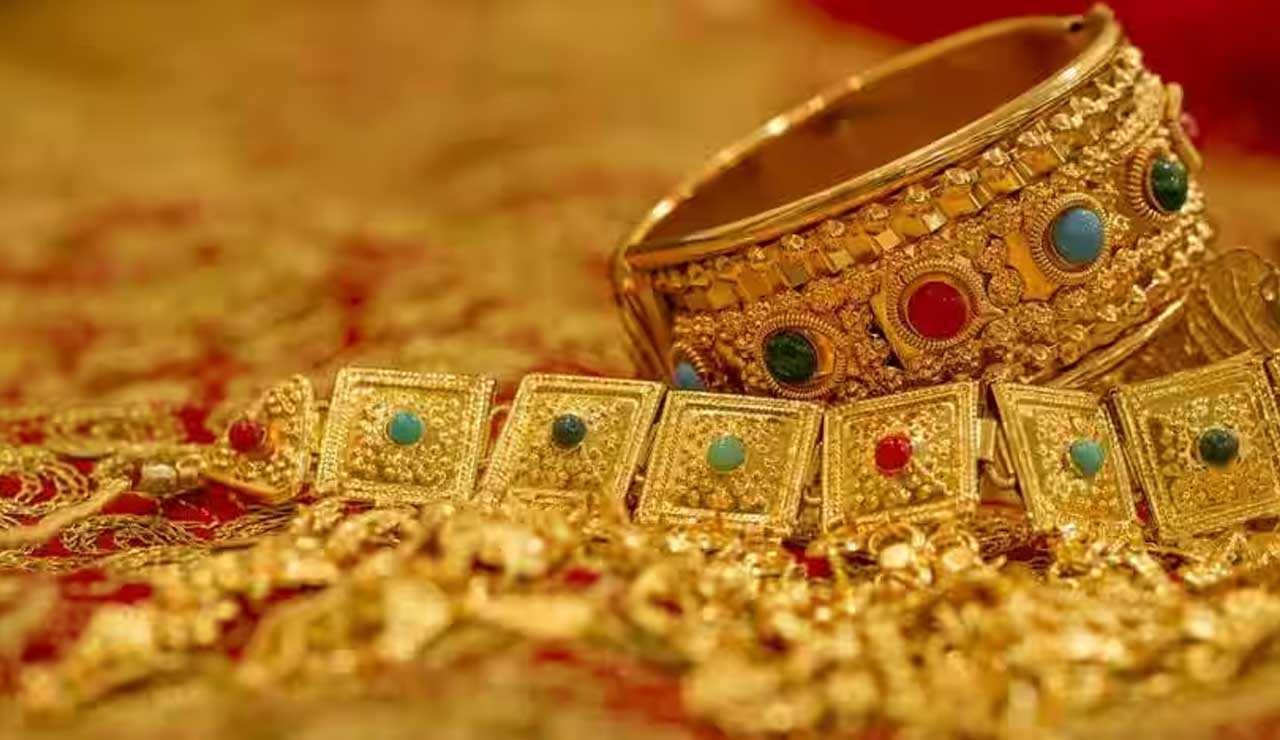 Gold records first weekly loss after nine-week surge