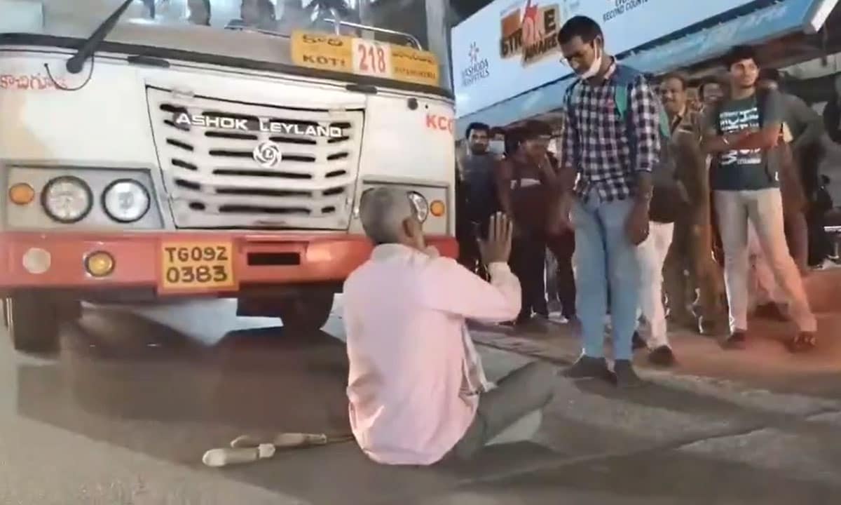 Hyderabad: Passenger Sits in Front of RTC Bus Over ₹5 Change Dispute