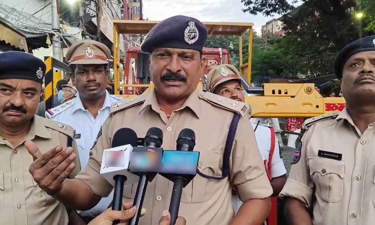 Traffic Police Clear Illegal Encroachments in Sultan Bazar During Rope Operation