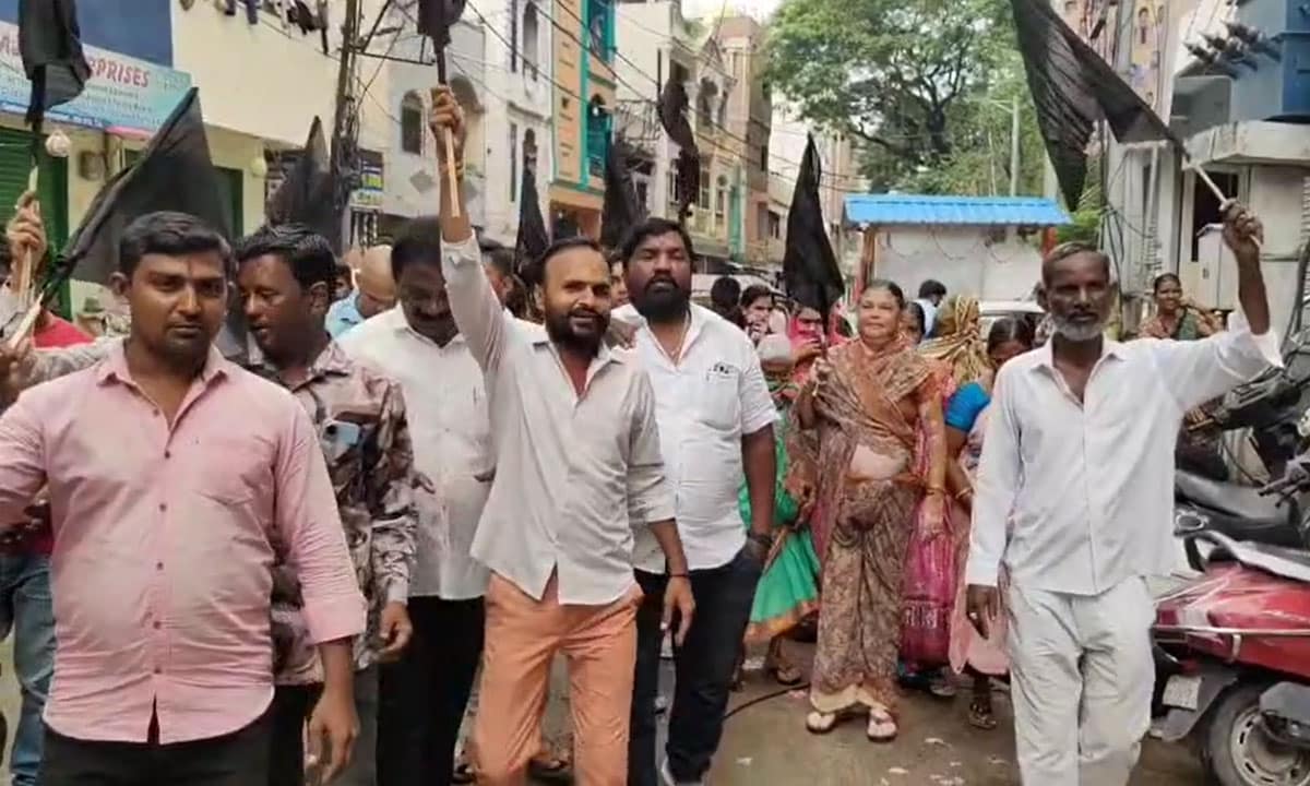 Residents of Goshamahal’s Chakna Wadi Stage Black Flag Protest Against MLA Raja Singh Over Poor Sanitation