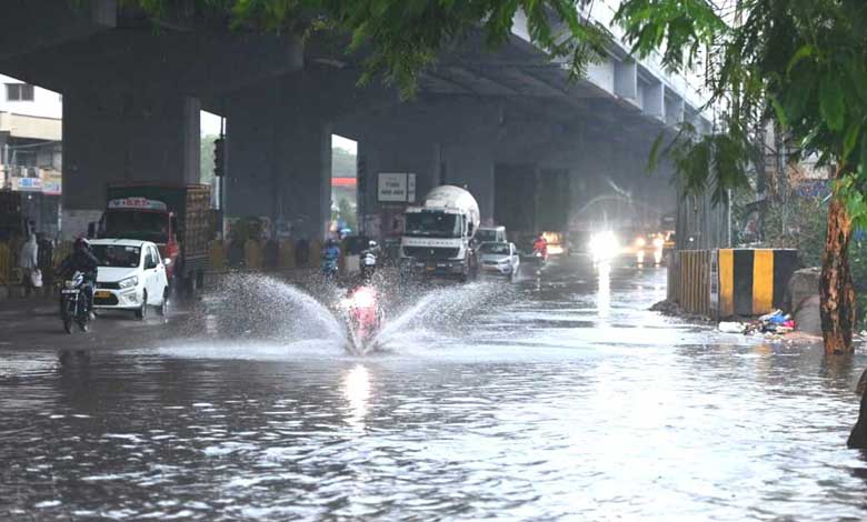 Heavy Water Logging at Saifabad’s Mehdi Function Hall Brings Traffic to a Standstill