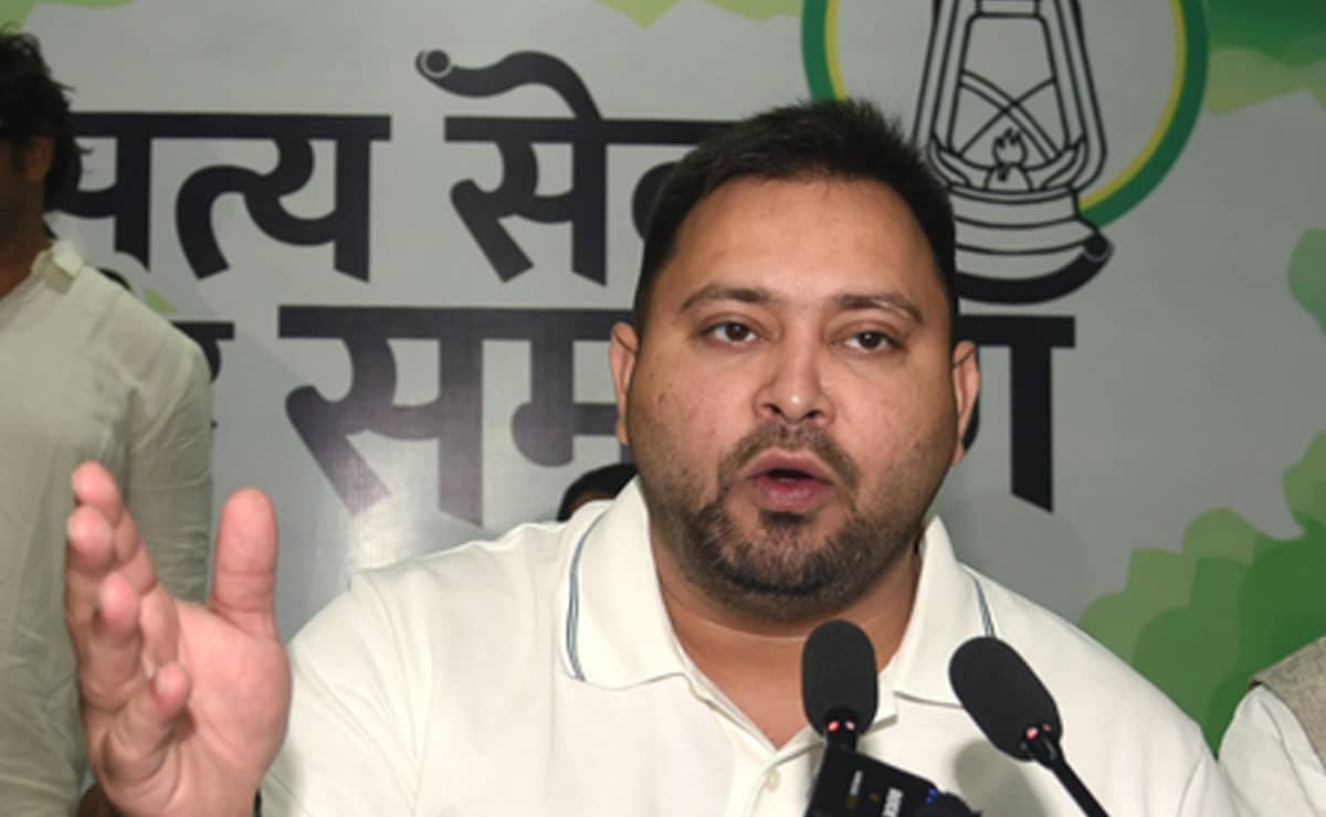 Tejashwi Yadav promises permanent jobs for contractual employees; Rs 30,000 salary for Jivika Didis if voted to power
