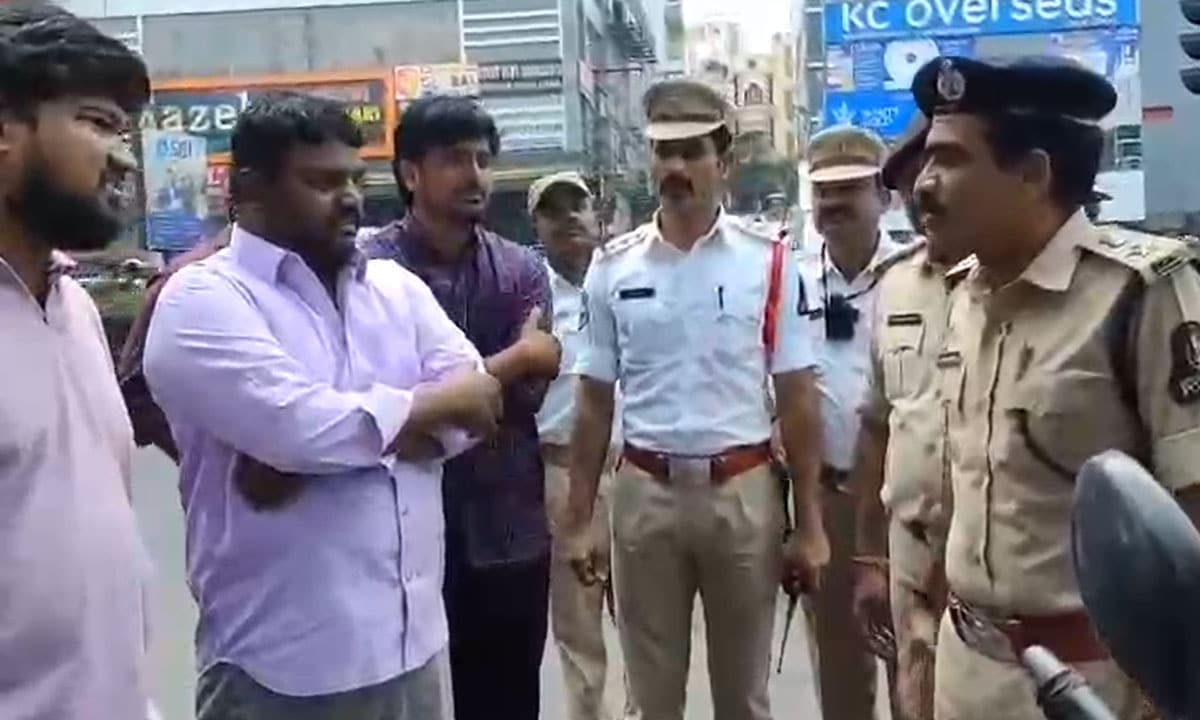 Hyderabad Traffic Police Conduct Special Drive at Musarambagh, Catch Multiple Violators