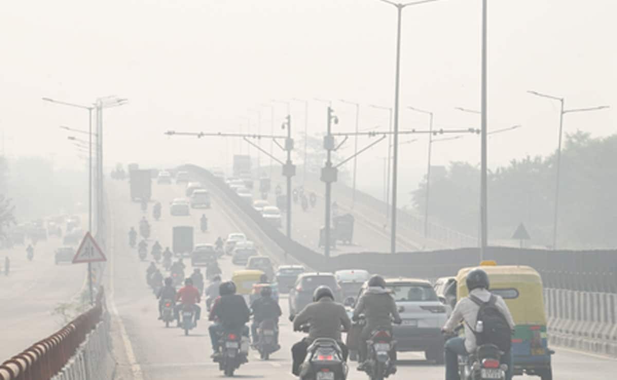Delhi-NCR's AQI remains in 'very poor' range, six stations cross 400 marks