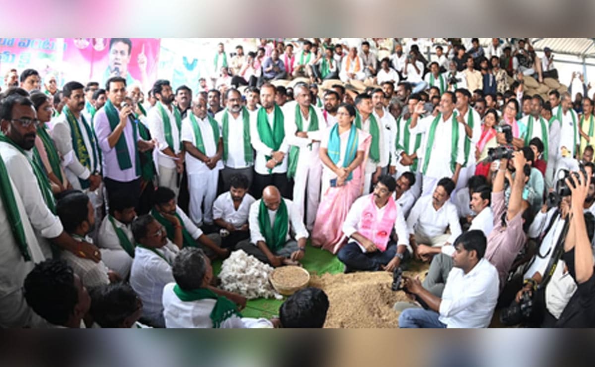 KTR meets cotton farmers, flays Centre, Telangana govt for 'ignoring' their pleas